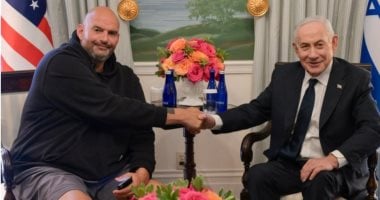 السيناتور الأمريكى جون فيترمان يلتقى نتنياهو بـ الشورت.. فيديو