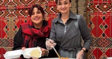 سفيرة رومانيا تشارك فى تجهيز إفطار الصائمين بمائدة الدقى.. صور