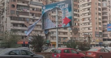 تضرر زجاج النوافذ وتمزق لوحات إعلانية بسبب العواصف الترابية بأسيوط.. فيديو