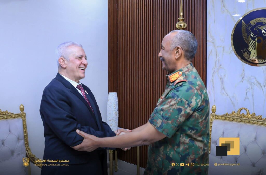 رئيس مجلس السيادة يلتقي السفير الفلسطيني020 رئيس مجلس السيادة يلتقي السفير الفلسطيني