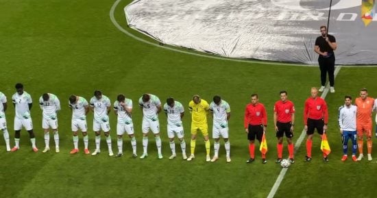 لاعبو منتخب أيرلندا يخفضون رؤوسهم ويرفضون مصافحة لاعبي الكيان المحتل