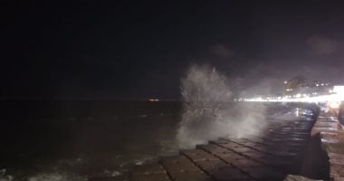 ارتفاع أمواج البحر بطريق الكورنيش.. ومحافظة الإسكندرية ترفع درجة الاستعداد