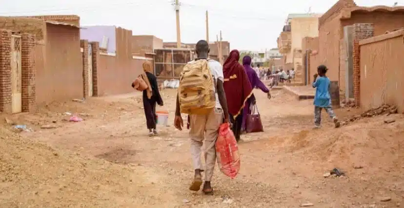 حقيبة بيد وطفل بالأخرى.. موجة نزوح مؤلمة من الدبيبات020 حقيبة بيد وطفل بالأخرى.. موجة نزوح مؤلمة من الدبيبات