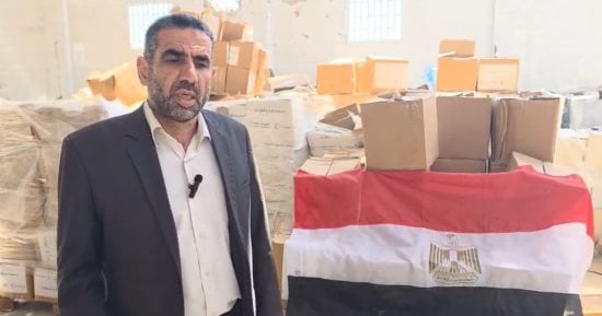 استجابة لمناشدات الأهالى لفخامة الرئيس السيسي.. اللجنة المصرية توزع مواد غذائية فى غزة