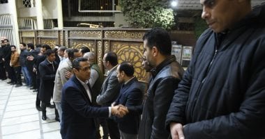 نقيب الصحفيين وأعضاء مجلس النقابة يقدمون العزاء فى الزميل محمود نصر