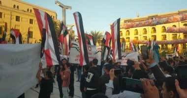 الآلاف يؤدون صلاة عيد الفطر المبارك بمسجد الإمام الحسين ويرفعون أعلام فلسطين020 الآلاف يؤدون صلاة عيد الفطر المبارك بمسجد الإمام الحسين ويرفعون أعلام فلسطين