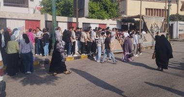 دخول طلاب الثانوية العامة لجان الامتحانات بالمنيا.. فيديو وصور