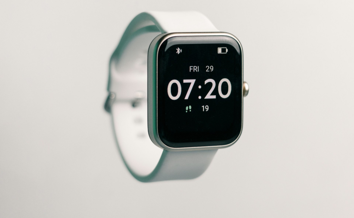 مادة مبتكرة قد تتيح تشغيل الساعات الذكية بحرارة الجسم بدل الشحن