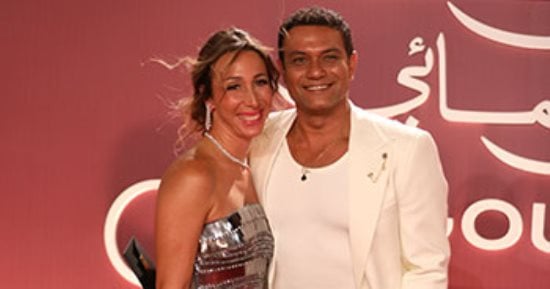 آسر ياسين يقبل زوجته علي ريد كاربت افتتاح مهرجان الجونة السينمائي