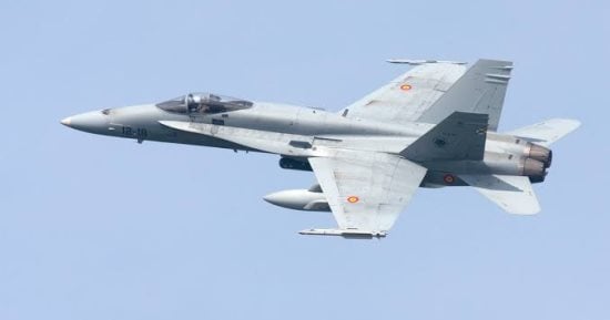 عرض للطائرة الإسبانية F18 خلال المعرض الجوى الدولى بالعلمين 2026.. فيديو