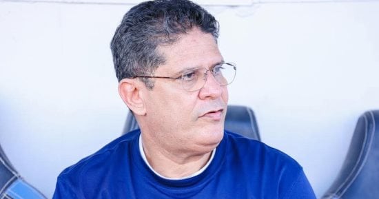نقل أيمن الرمادي إلى المستشفى بعد تعرضه لأزمة قلبية مفاجئة