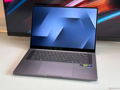 شاشة حاسوب Galaxy Book6 Ultra من سامسونج تتخطى 1000 شمعة والمنافسة تظل أقوى