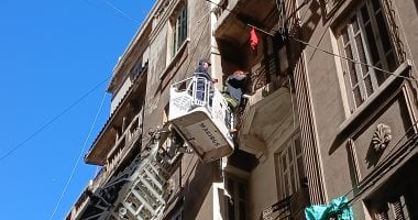 الحماية المدنية بالإسكندرية تنقذ كلبا عالقا من رقبته بشرفة بالعطارين.. فيديو