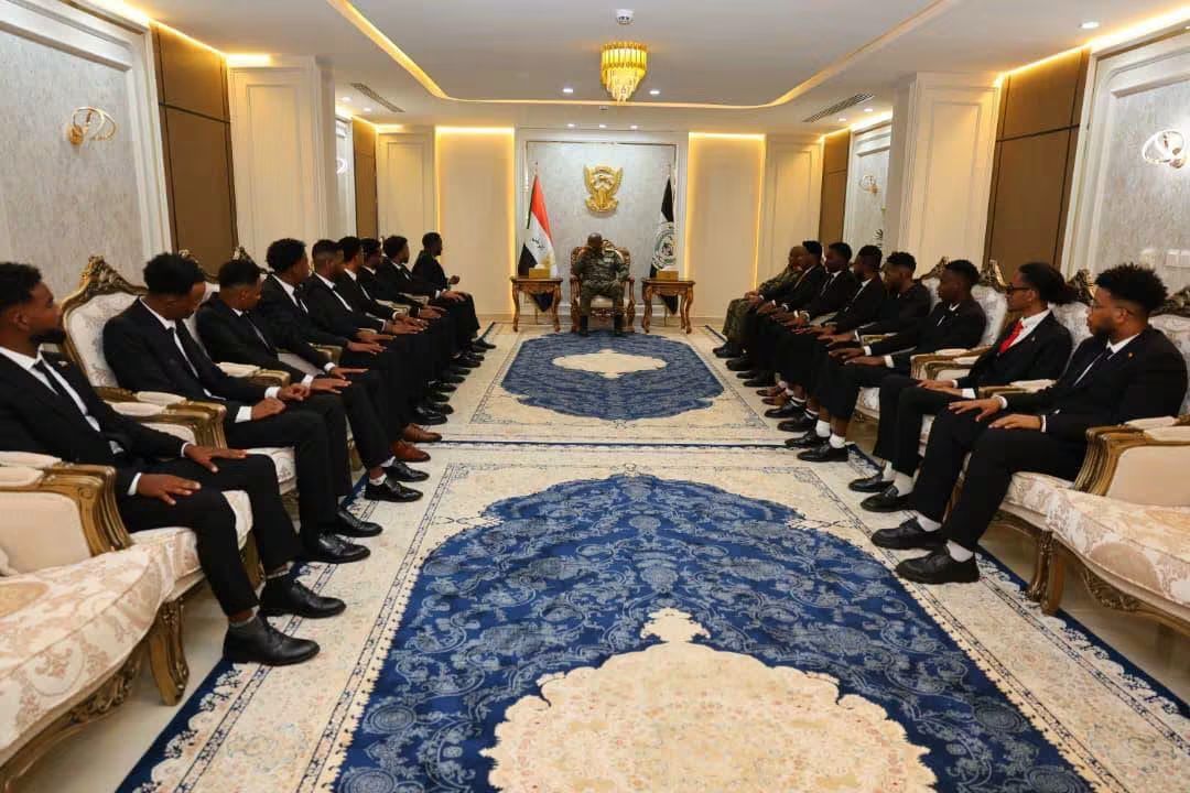 البرهان يلتقي وفد شباب مبادرة ما نسيناكم 