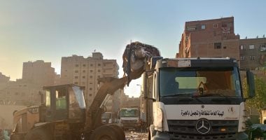 بعد شكاوى المواطنين. بعد شكاوى المواطنين.. حملة لرفع تجمعات القمامة بشارع المصرف فى بولاق الدكرور