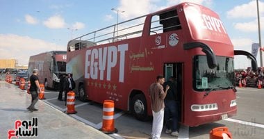 حافلة استقبال منتخب مصر تحمل رسالة تقدير للفراعنة بشعار 100 مليون شكرا.. صور