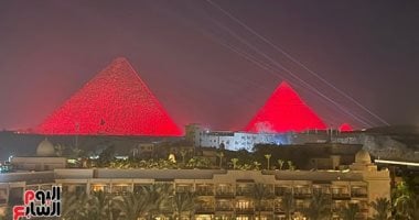 لوحة مضيئة بالأحمر.. الأهرامات تحتفى بإنجاز الفراعنة في كأس العالم صورة