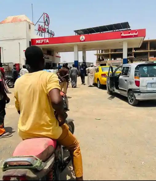 أزمة الوقود تفاقم معاناة العائدين إلى الخرطوم ووزير سابق يشخص أسباب الأزمة