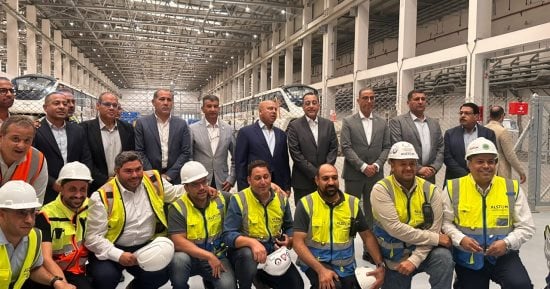 رئيس الوزراء يلتقط صورة تذكارية مع العاملين بمونوريل غرب النيل