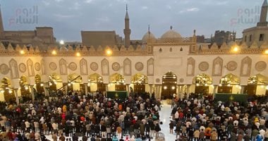 آلاف المصلين يؤدون صلاة تراويح ليلة 27 رمضان في مسجد الأزهر.. فيديو