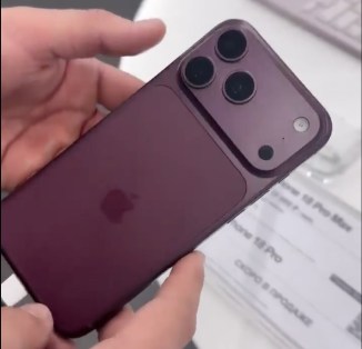 تسريب يكشف ألوان iPhone 18 Pro وPro Max.. الأحمر الكرزي الداكن والأزرق في أحدث ظهور للهاتفين