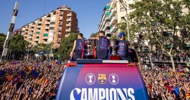 برشلونة يحتفل بالليجا في شوارع كتالونيا وسط حضور جماهيري ضخم.. فيديو وصور