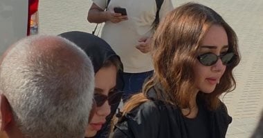 عصام السقا وهنا الزاهد ومدين يحضرون جنازة والد تامر حسنى