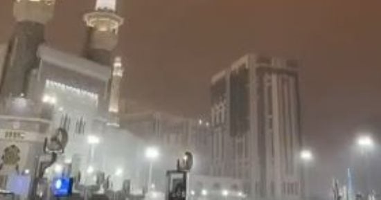 أمطار رعدية غزيرة تضرب مكة المكرمة وتحذيرات من السيول.. فيديو