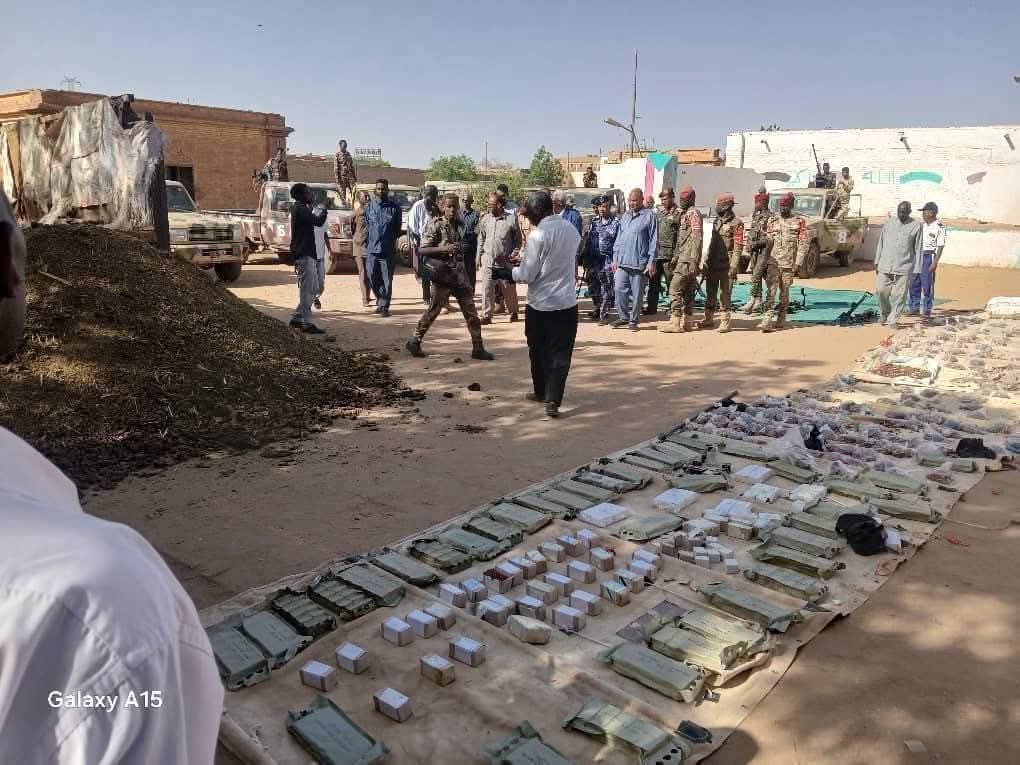 العثور على أسلحة خطيرة داخل روث بهائم بعربة لوري بمدينة شندي020 العثور على أسلحة خطيرة داخل روث بهائم بعربة لوري بمدينة شندي