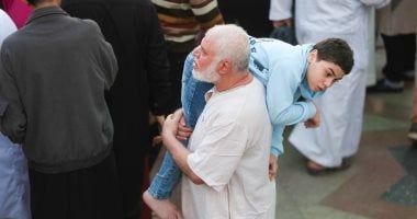 الجد السند.. جد يحمل حفيده من ذوي الهمم بصلاة العيد فى مسجد عمرو بن العاص