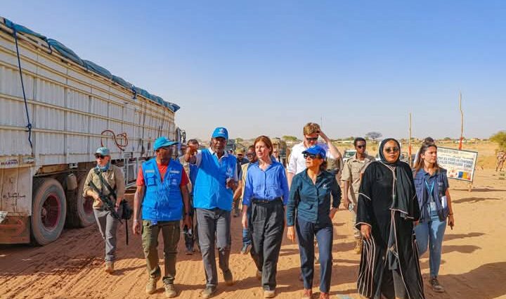 مسؤولة تشادية تقود وفدا أوروبيا إلى مخيمات اللاجئين السودانيين020 مسؤولة تشادية تقود وفدا أوروبيا إلى مخيمات اللاجئين السودانيين