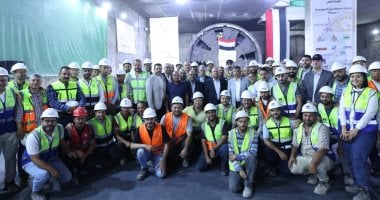وزير النقل يشهد خروج ماكينة الحفر النفقى الثانية من محطة المساحة بالمترو