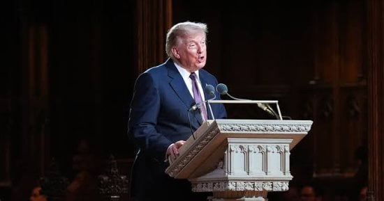 نصف مليار لا ينتجون علما.. وزير صحة ترامب يسىء للعرب ونيوزويك تعلق