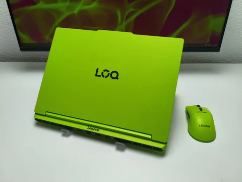 حاسوب Lenovo LOQ 15 باللون الأخضر الفاتح يلفت الأنظار بشكل كبير