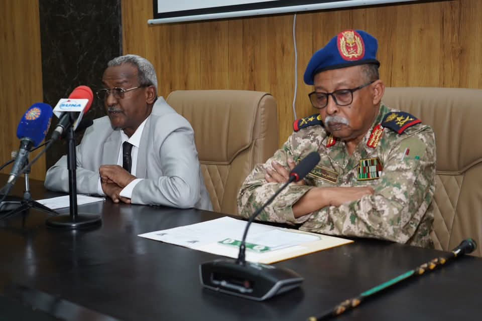 قائد منطقة البحر الأحمر العسكرية يقدم تنويرا للبعثات الدبلوماسية والقنصلية وممثلي المنظمات الدولية والاقليمية حول تطورات الأوضاع020 قائد منطقة البحر الأحمر العسكرية يقدم تنويرا للبعثات الدبلوماسية والقنصلية وممثلي المنظمات الدولية والاقليمية حول تطورات الأوضاع