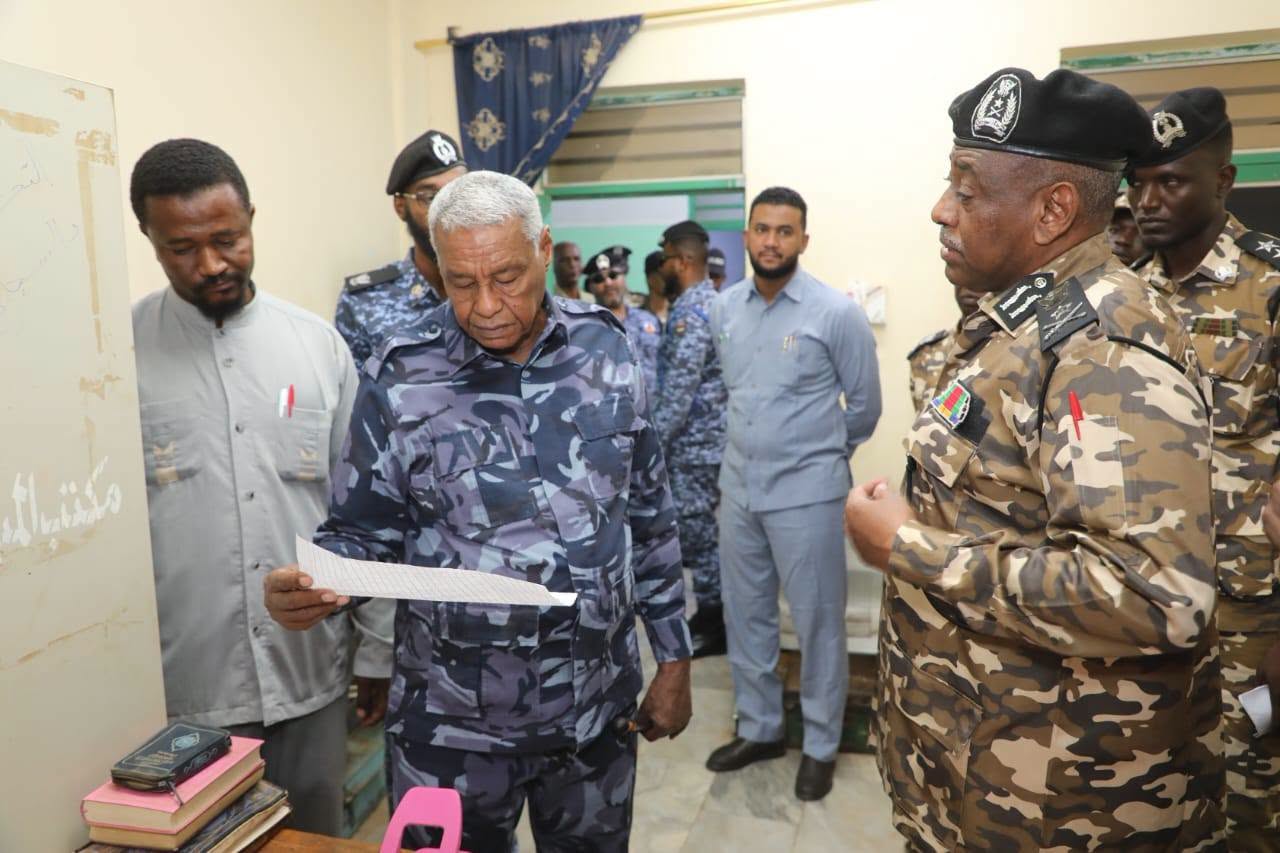 وزير الداخلية يتفقد مدينة الهدى الإصلاحية ويشيد بالبرامج الإصلاحية الخاصة بالنزلاء
