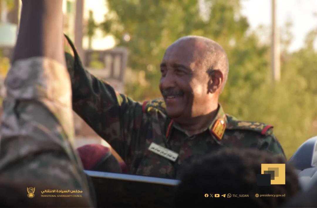 بالفيديو والصور .. ا بالفيديو والصور .. البرهان داخل متحركات كافوري والكدرو ويصدر توجيهات من غرفة العمليات العسكرية لقوات الجيش.. دبلو ليهم وتلتو ليهم