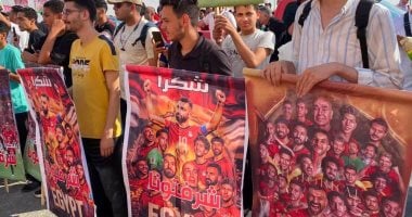 الجماهير تستقبل بعثة منتخب مصر فى مطار العلمين بلافتات شرفتونا.. صور