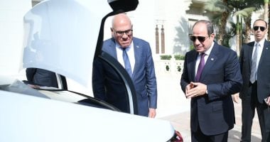 الرئيس السيسى يتفقد عددا من سيارات سيتروين C4X المصنعة محليا.. فيديو020 الرئيس السيسى يتفقد عددا من سيارات سيتروين C4X المصنعة محليا.. فيديو