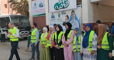 المتطوعون أيادى تتسابق لخدمة أهالي بناويط بحملة التحالف الوطني إيد واحدة.. صور