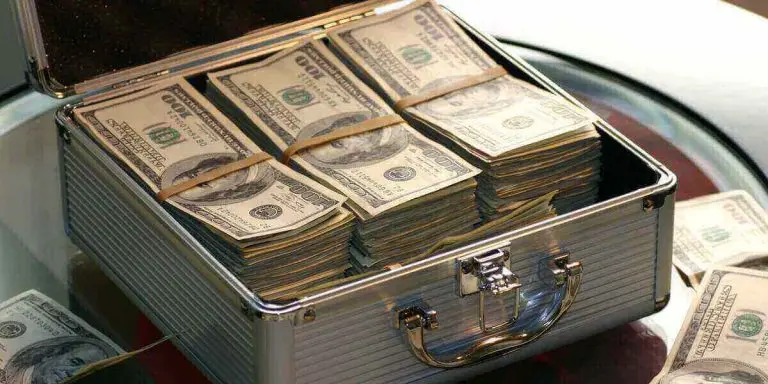 شخصية اقتصادية رفيعة تحول 300 ألف دولار لقيادي بتأسيس