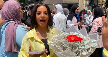 بوكيه بـ5 آلاف جنيه.. هدية فتاة لأختها بعد آخر امتحان بالثانوية العامة