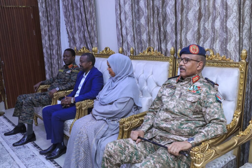 كامل إدريس رئيس وزراء السودان يقدم تعهدات في أول إجتماع مع أعضاء مجلس السيادة020 كامل إدريس رئيس وزراء السودان يقدم تعهدات في أول إجتماع مع أعضاء مجلس السيادة