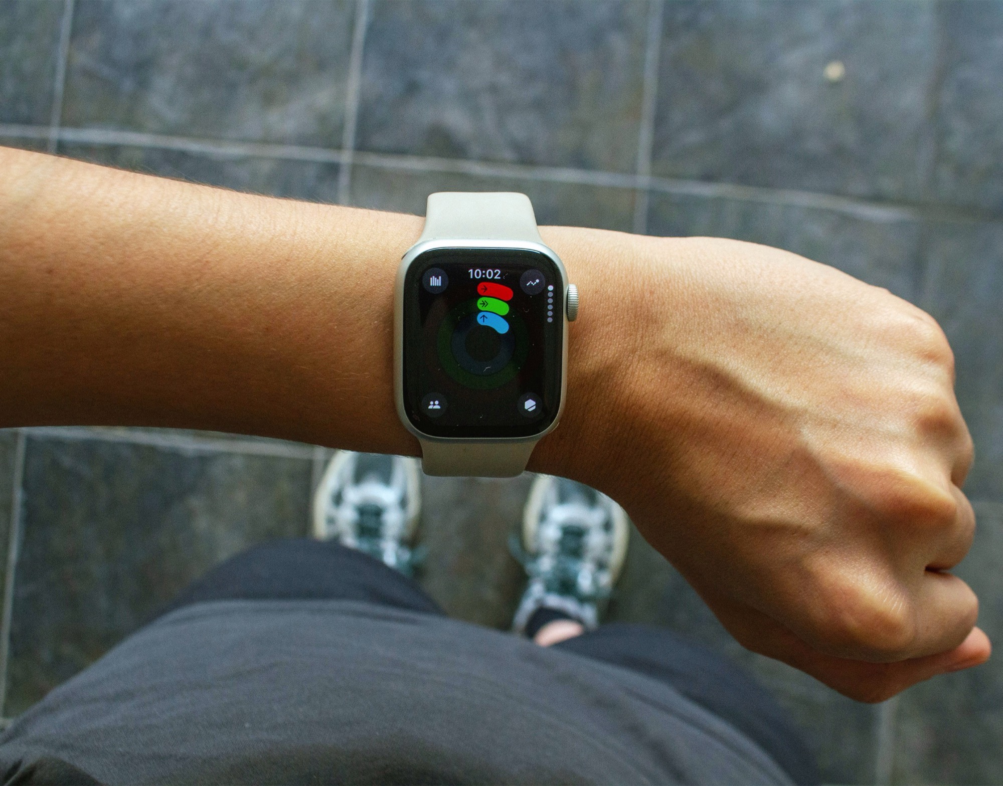 شائعات تكشف مفاجآت غريبة لساعات Apple Watch القادمة: شاشة دائرية أو بلا شاشة تماما