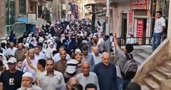 زفة شعبية فى سقارة.. أهالى القرية يودعون 25 حافظا للقرآن قبل سفرهم للعمرة