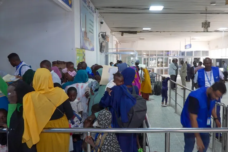 وصول الدفعة 14 من اللاجئين السودانيين العائدين من أوغندا
