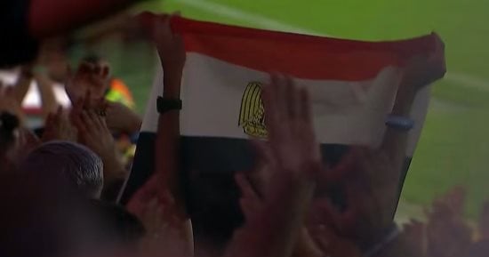 علم مصر يزين مدرجات طرابزون احتفالا بليلة محمد صلاح التاريخية