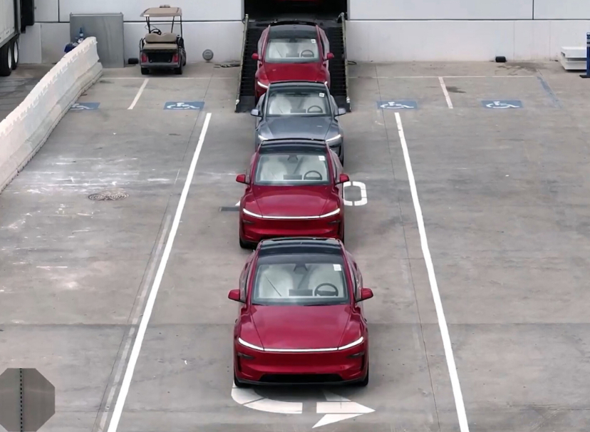 Tesla تبدأ أولى تجارب القيادة الذاتية الكاملة بدون إشراف بإضاءة محيطية متعددة الألوان