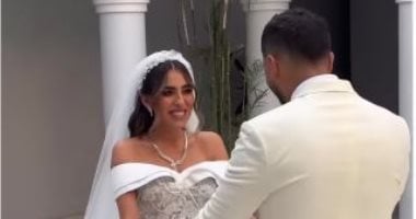 بقبلة على الرأس واليد.. يوسف حشيش يستقبل عروسته منة عدلى القيعي صور020 بقبلة على الرأس واليد.. يوسف حشيش يستقبل عروسته منة عدلى القيعي صور