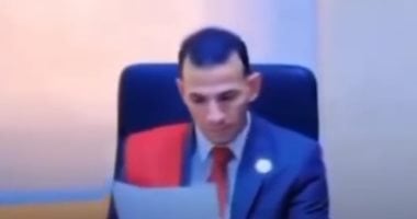 شاهد اللقطات المسربة للقاضي المزيف فوق منصة القضاء بالوشاح المقلد.. فيديو